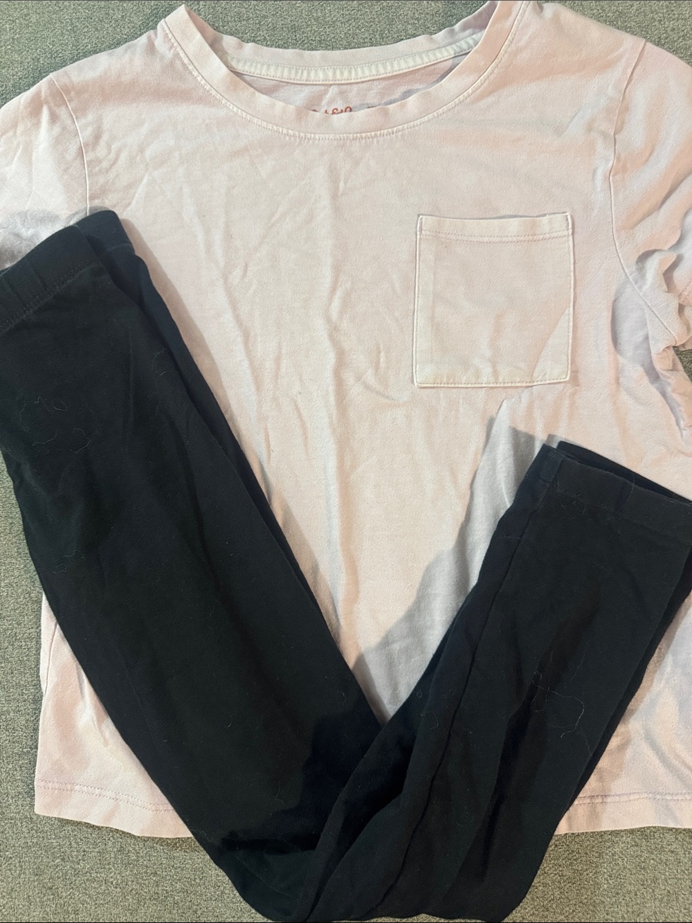 5/$15- Girl’s outfit size medium
